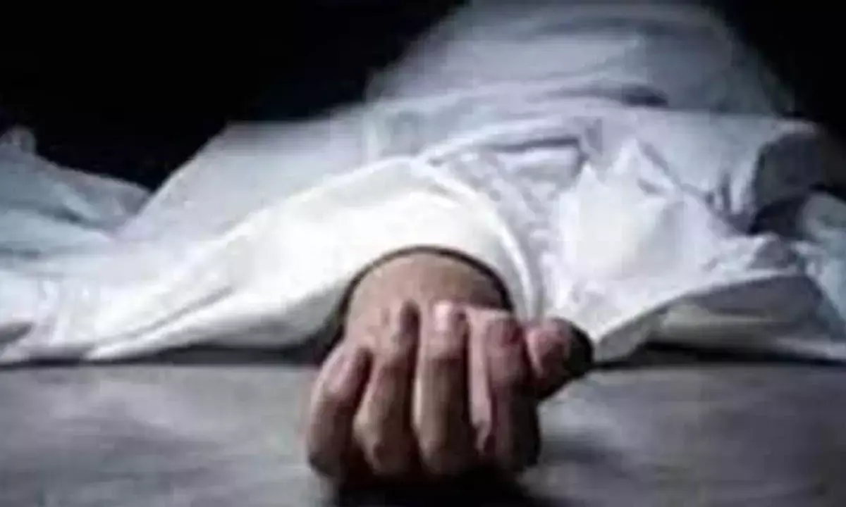 सरपंच के घर पर युवक ने लगाई फांसी, दाहिने हाथ पर बना है ओम का टैटू