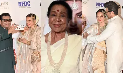 उमराव जान की री-रिलीज़ स्क्रीनिंग में उमड़े सितारे, रेखा ने किया डांस, आशा भोसले के गाने का वीडियो वायरल