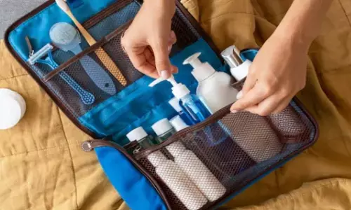 Skin Care Kit: मॉनसून में ट्रिप पर जाने का है प्लान, स्किन केयर के लिए 5 चीजों को ले जाना न भूलें