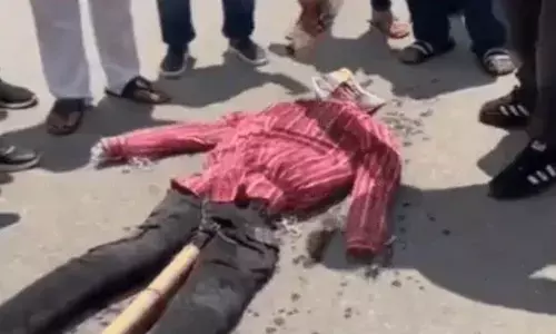 करनाल में दिलजीत दोसांझ का पुतला दहन, पाकिस्तानी एक्ट्रेस को फिल्म में लेने पर भड़का विरोध करनाल में दिलजीत दोसांझ का पुतला दहन, पाकिस्तानी एक्ट्रेस को फिल्म में लेने पर भड़का विरोध