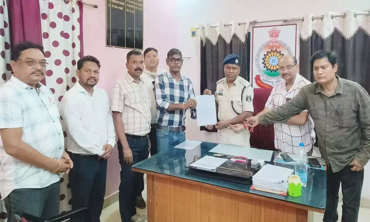 handing over the memorandum