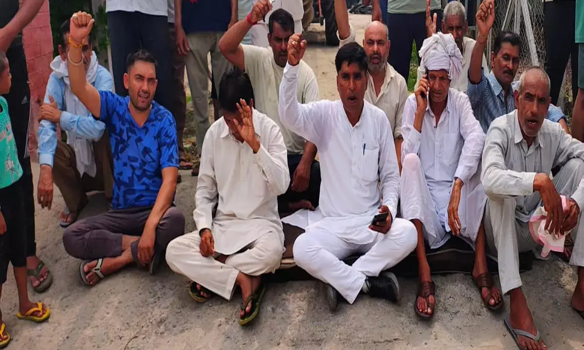 सरस्वती विहार और मयूर विहार के लोगों ने पावर हाउस घेरा