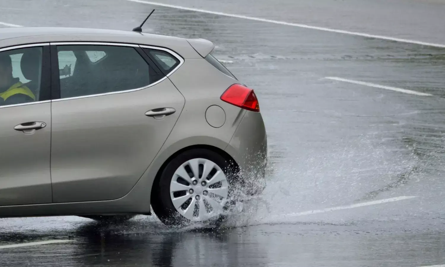 बारिश में फिसलन का बड़ा खतरा, जानें क्या है एक्वाप्लानिंग और इससे कैसे बचें?