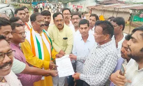 handing over the memorandum