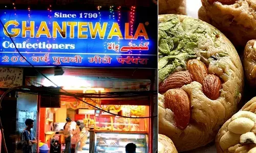 दिल्ली की मशहूर मिठाई की दुकान घंटे वाला।