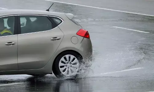 बारिश में फिसलन का बड़ा खतरा, जानें क्या है एक्वाप्लानिंग और इससे कैसे बचें?