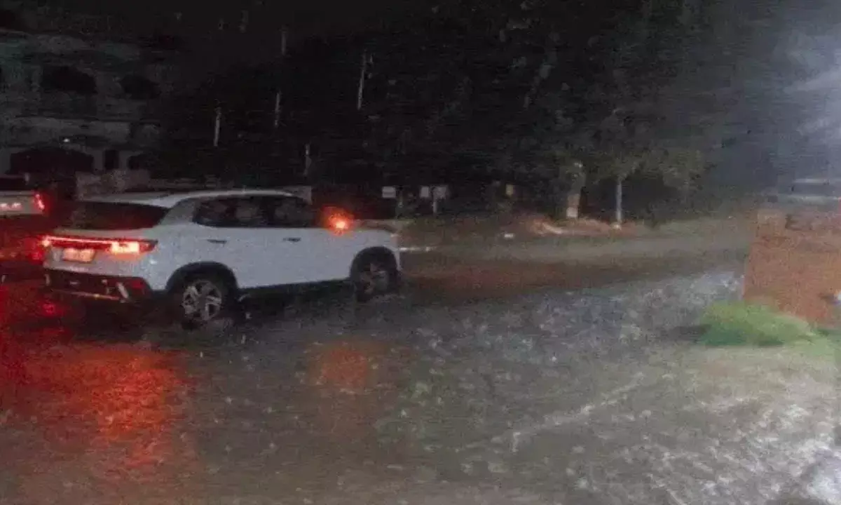 6 जिलों में भारी बारिश, तापमान में गिरावट, जानें अपने क्षेत्र के मौसम का हाल