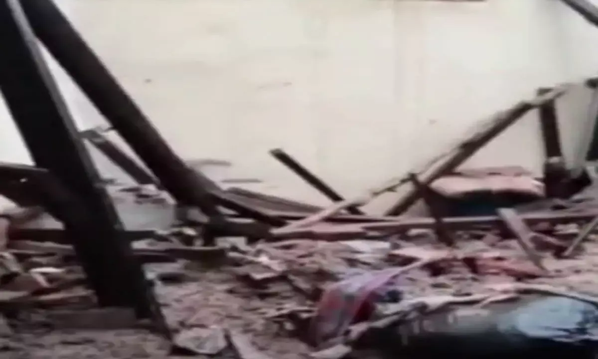 छत ढहने से पत्नी की मौत, पति गंभीर घायल