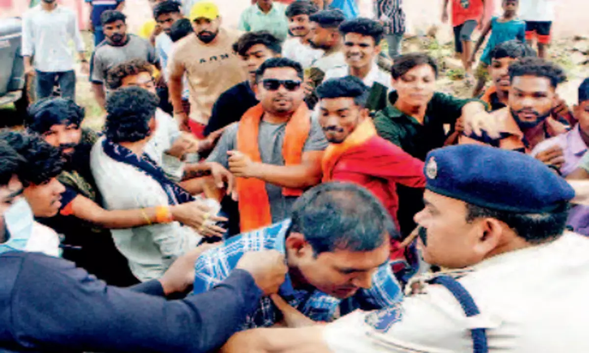 धर्मांतरण को लेकर दो पक्षों के बीच बवाल : छावनी बना तोरवा थाना, वीडियो बनाने का आरोप लगाकर युवक को पीटा