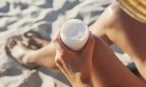 Home Remedies: मॉनसून में बेफिक्र होकर निकलें, सिर्फ 5 मिनट में बनाएं घर पर ये सनस्क्रीन