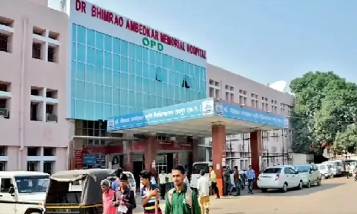 आंबेडकर अस्पताल में आधी रात हंगामा : युवकों और डॉक्टरों  के बीच मारपीट, जूनियर डाक्टरों ने दो दिया घंटों धरना