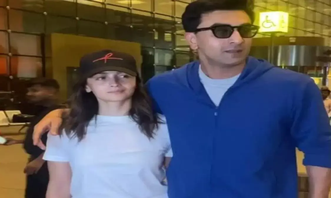 सावन से पहले छुट्टियों पर निकला कपूर परिवार, एयरपोर्ट पर दिखा कैजुअल लुक सावन से पहले छुट्टियों पर निकला कपूर परिवार, एयरपोर्ट पर दिखा कैजुअल लुक