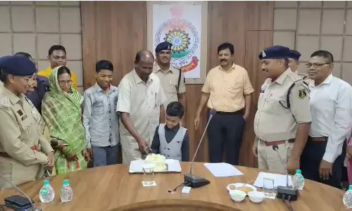 Policemans birthday celebrated by cutting cake in SSP office