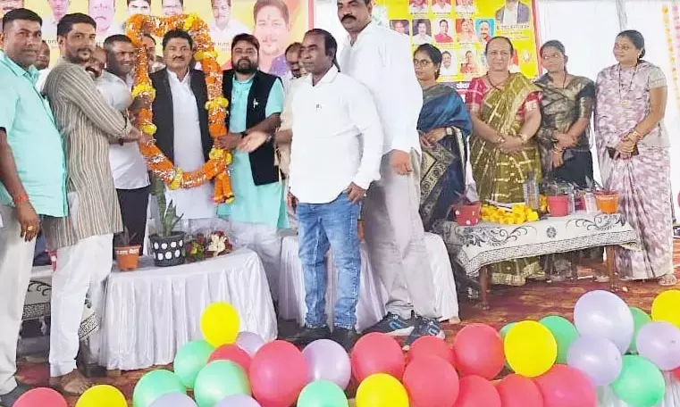 Workers welcoming chief guest MLA Indrakumar Sahu