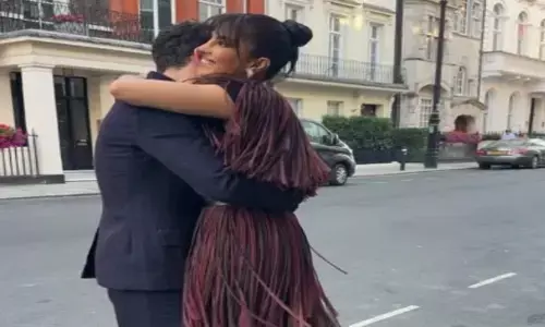 प्रियंका-निक की रोमांटिक डेट नाइट, हेड्स ऑफ स्टेट प्रीमियर पर छाया खूबसूरत लुक