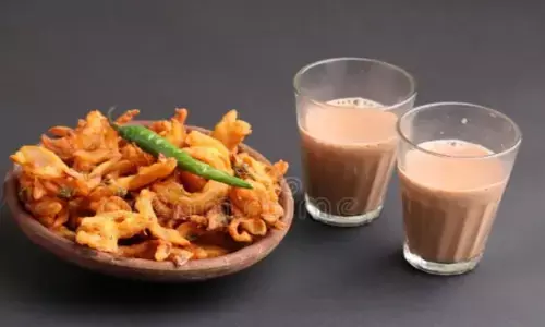 बारिश के साथ पकोड़े और चाय का प्यार, सेहत हो रही है लाचार! बारिश के साथ पकोड़े और चाय का प्यार, सेहत हो रही है लाचार!