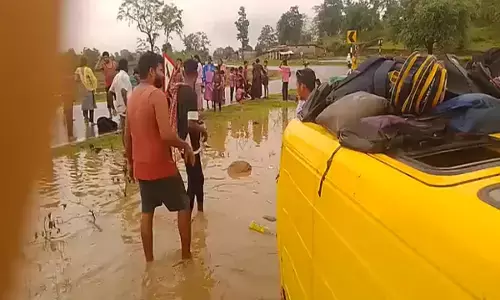 स्कूल वैन खेत में पलटी : ब्रह्मपुर से वृंदावन के रास्ते पर हादसा, ग्रामीणों ने बच्चों को निकाला