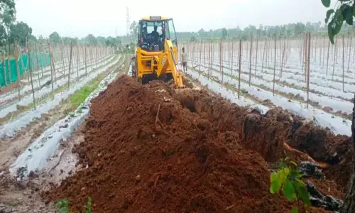 वनभूमि कब्जामुक्त : दो गांवों के बीच सीमा विवाद सुलझाया, अवैध खेती को खोदकर बना दी पानी भरने की जगह वनभूमि कब्जामुक्त : दो गांवों के बीच सीमा विवाद सुलझाया, अवैध खेती को खोदकर बना दी पानी भरने की जगह