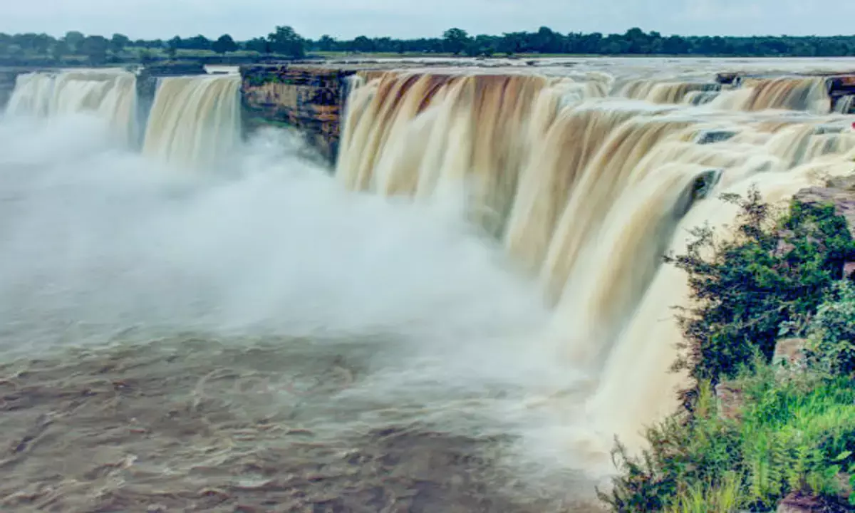 चित्रकोट जलप्रपात पूरे शबाब पर : 90 फीट की ऊंचाई से गिर रहा पानी, बड़ी संख्या में पंहुच रहे हैं पर्यटक