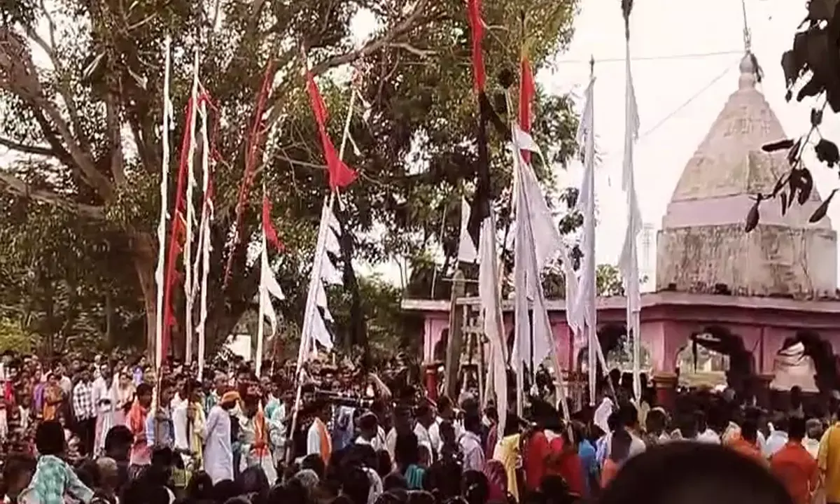 उमरगांव में माता पहुंचानी त्योहार की रही धूम : बीमारियों से मुक्ति दिलाने के लिए शीतला माता का आभार जताने पहुंचते हैं ग्रामीण