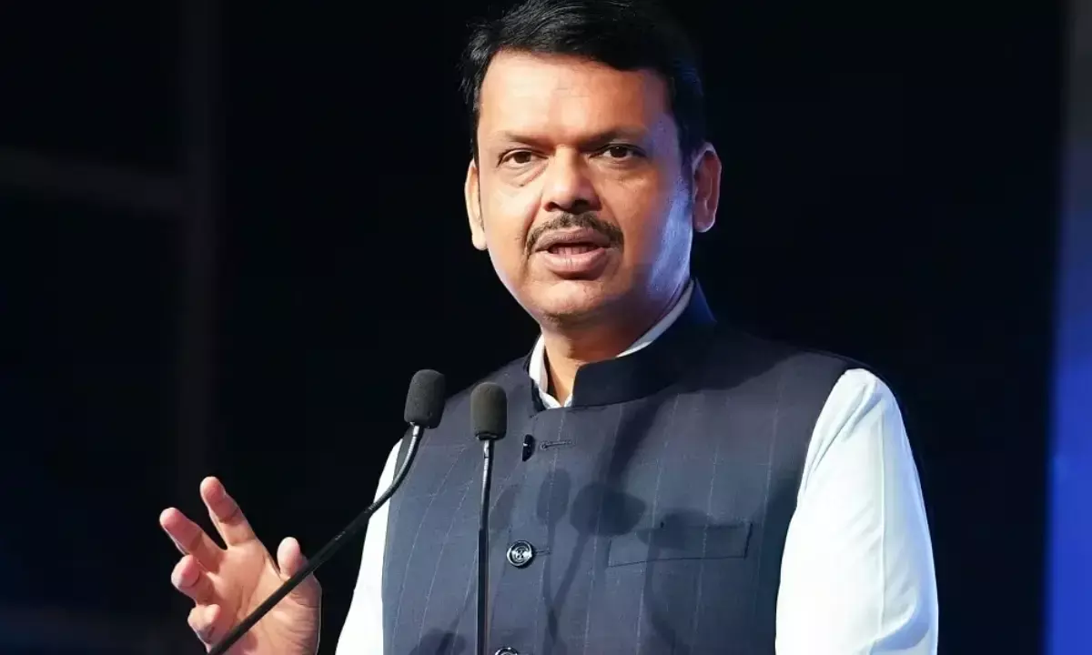 cm-fadnavis-warns-on-language-hooliganism-after-mns-assault cm-fadnavis-warns-on-language-hooliganism-after-mns-assault