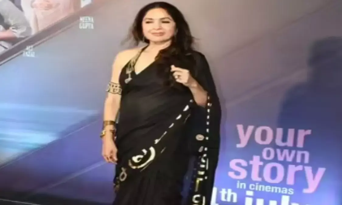 एक्ट्रेस नीना ब्लैक साड़ी में लगीं ग्लैमरस, हॉल्टर ब्लाउज ने लूटी महफिल