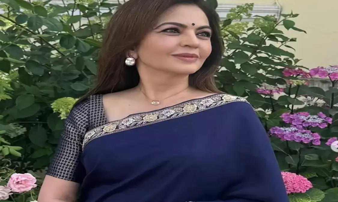नीता अंबानी की स्टाइल से लें इंस्पिरेशन, ब्लू साड़ी में लगीं खूबसूरत