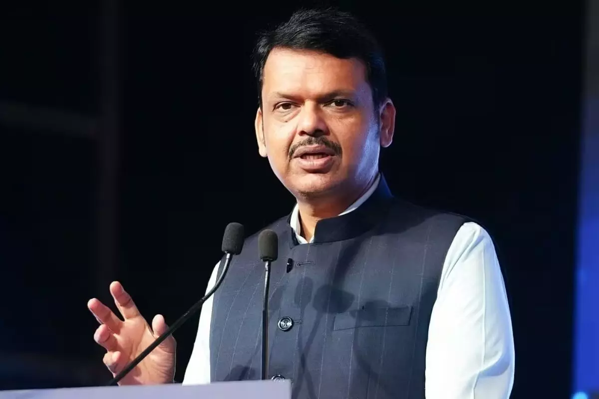 cm-fadnavis-warns-on-language-hooliganism-after-mns-assault cm-fadnavis-warns-on-language-hooliganism-after-mns-assault