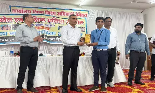 कलेक्टर और डीईओ ने ली बैठक : प्राचार्य, बीईओ-बीआरसी और संकुल समन्वयक हुए शामिल, टॉप 10 विद्यार्थियों का सम्मान