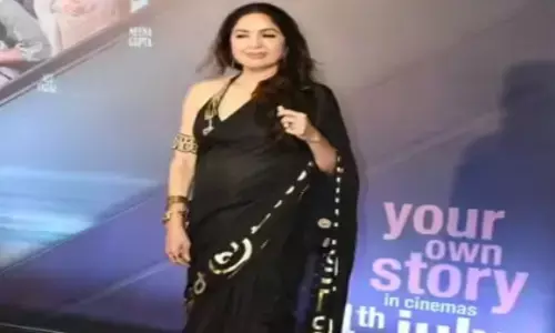 एक्ट्रेस नीना ब्लैक साड़ी में लगीं ग्लैमरस, हॉल्टर ब्लाउज ने लूटी महफिल