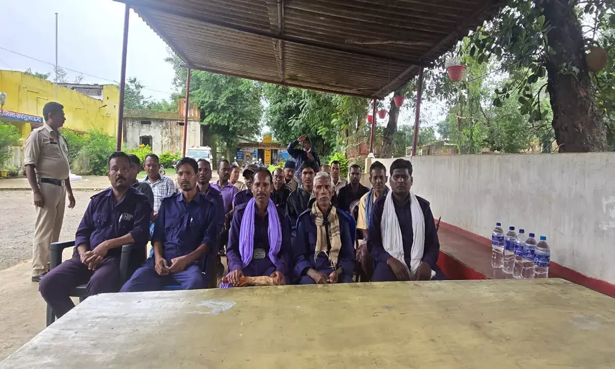 चौकीदारों की थाने में बैठक : थानेदार ने संदिग्धों की तुरंत सूचना देने और कर्तव्यपालन की दी सीख