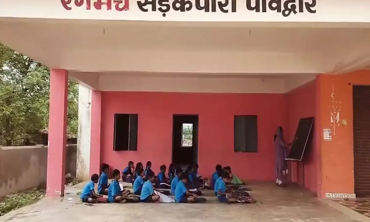 जर्जर हो गया स्कूल भवन : नगरी ब्लाक के पांवद्वार प्राथमिक शाला के बच्चे रंगमंच पर बैठकर पढ़ने को मजबूर