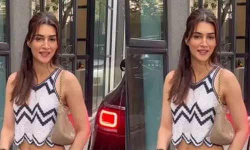 कृति सेनन का व्हाइट और ब्लू टॉप लुक, आप भी कर सकती हैं ट्राईं