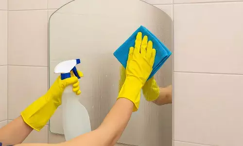 bathroom mirror cleaning tips
