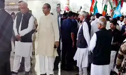 बूंदाबांदी के बीच होती रही गुटबाजी की बरसात