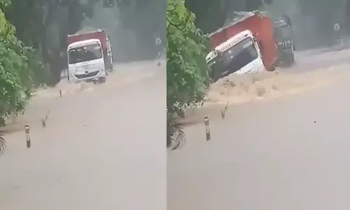 उफनते नाले में समाया ट्रक :लदा हुआ कोयला पानी में गुम हुआ,ड्राइवर की बचा ली गई जान, देखिए VIDEO