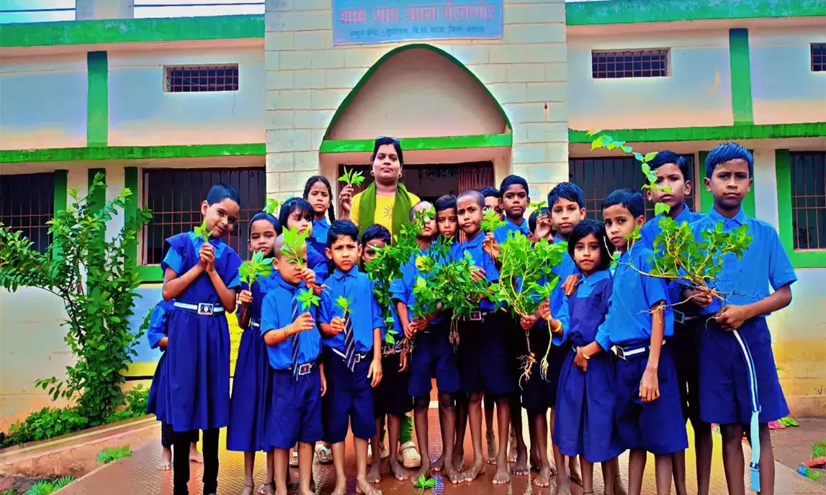 एक पेड़ मां के नाम : बीजागोड़ स्कूल में लगाए गए पेड़-पौधे, पर्यावरण संरक्षण का दिया गया संदेश