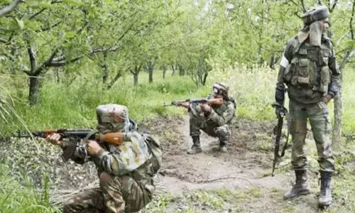 गस्त से लौट रही सुरक्षाबलों की टीम पर फायरिंग, CRPF के दो जवान घायल