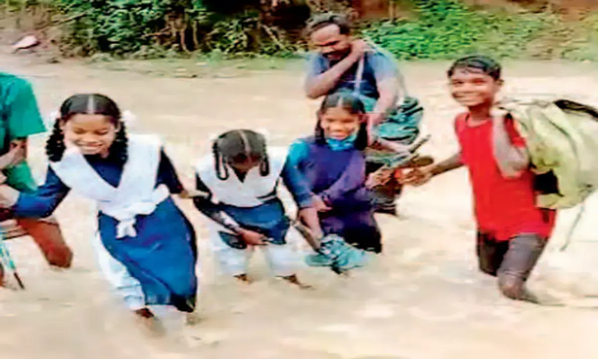 स्कूल जाने जान हथेली पर : पार करनी पड़ रही उफनती नदी, धीमी गति से हो रहा पुल का निर्माण स्कूल जाने जान हथेली पर : पार करनी पड़ रही उफनती नदी, धीमी गति से हो रहा पुल का निर्माण