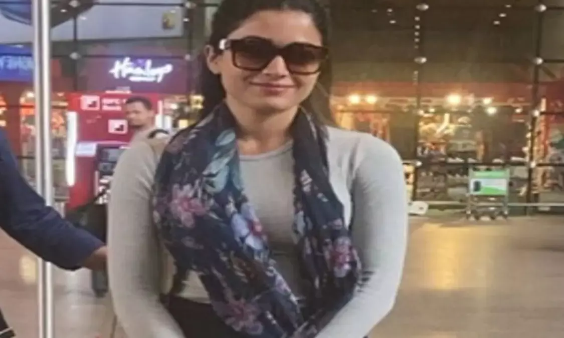 Rashmika Mandanna: नेशनल क्रश रश्मिका का सिंपल लुक, एयरपोर्ट पर कैमरा देखते ही मुस्कुराई