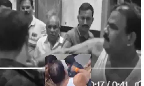 मुंबई में शिवसेना विधायक संजय गायकवाड़ ने खोया आपा, कैंटीन कर्मचारी को पीटा; देखें Video