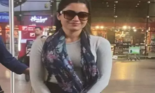 Rashmika Mandanna: नेशनल क्रश रश्मिका का सिंपल लुक, एयरपोर्ट पर कैमरा देखते ही मुस्कुराई