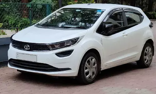 डीलर्स के पास पहुंचने लगी ये प्रीमियम हैचबैक, 6 एयरबैग के साथ कई शानदार फीचर्स मिलेंगे