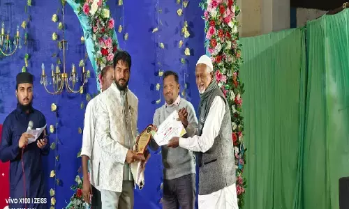 Imran Khan honoring seniors