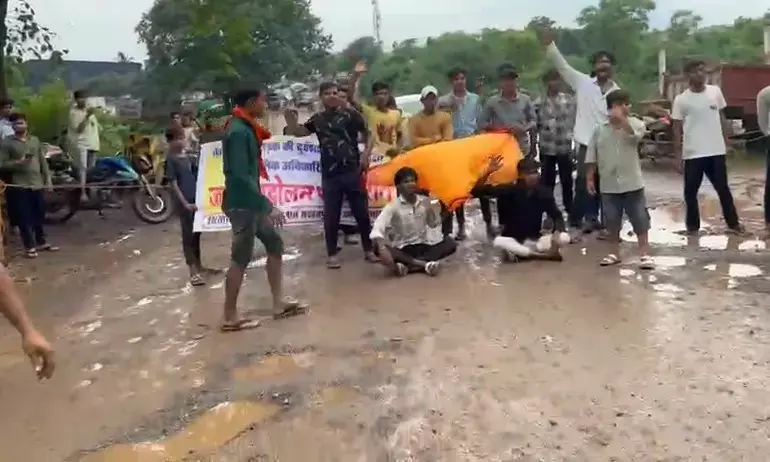 Youth stopped the convoy of Minister Tokhan Sahu