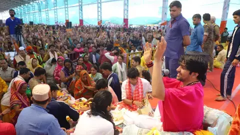 छतरपुर जिले में स्थित बागेश्वर धाम में गुरुपूर्णिमा पर भक्तों को आशीवार्द देते पंडित धीरेंद्र शास्त्री।