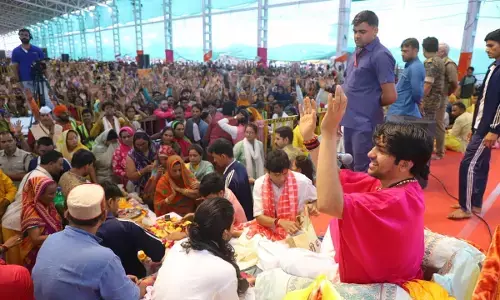 छतरपुर जिले में स्थित बागेश्वर धाम में गुरुपूर्णिमा पर भक्तों को आशीवार्द देते पंडित धीरेंद्र शास्त्री।