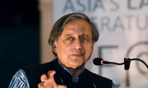 शशि थरूर ने इमरजेंसी और नसबंदी पर आर्टिकिल लिखकर बढ़ाई कांग्रेस की मुश्किल