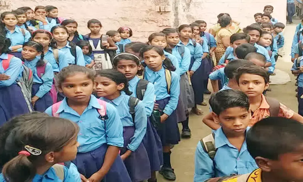 बच्चों की बड़ी मुसीबत : माप लेकर बनवाए यूनिफार्म, फिर भी बंटे ओवर साइज, अब बच्चे कपड़े संभालें या किताबें