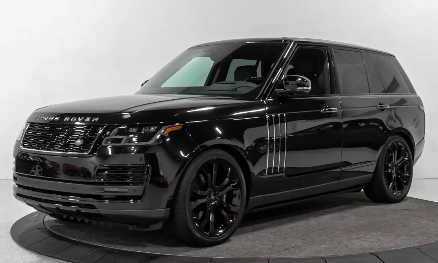 रेंज रोवर ने पेश किया स्टाइलिश एसवी ब्लैक एडिशन, जानें कीमत और फीचर